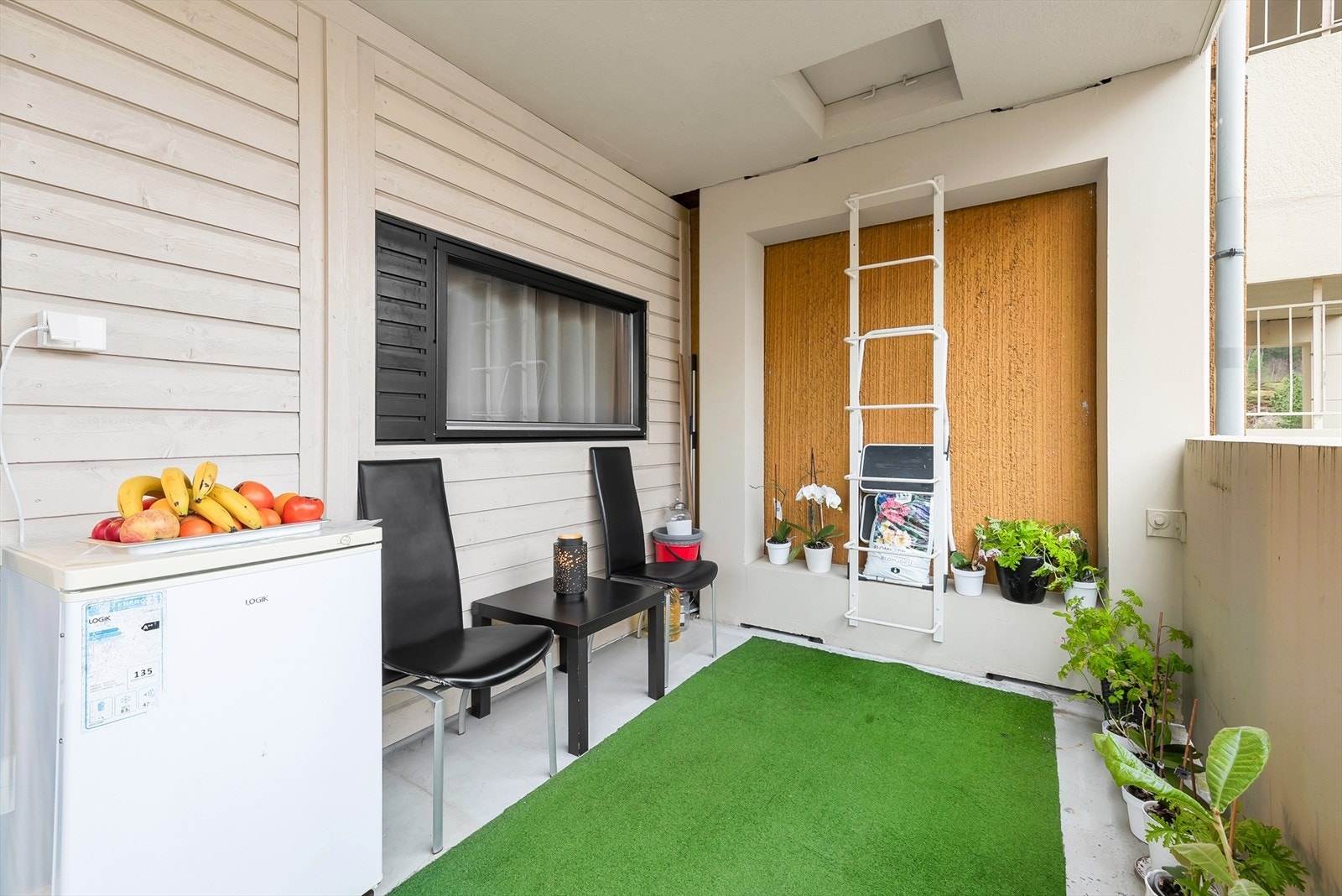 Vestvendt balkong på 10m² med strømuttak og adkomst fra stue. Galleribilde