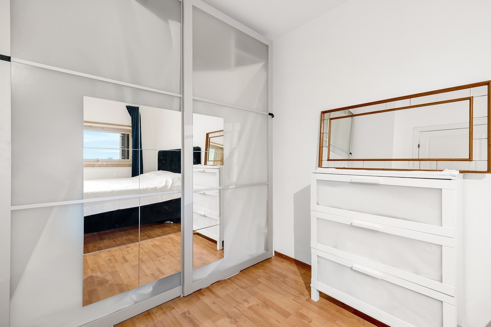 Soverom med god skap - og oppbevaringsplass. Galleribilde