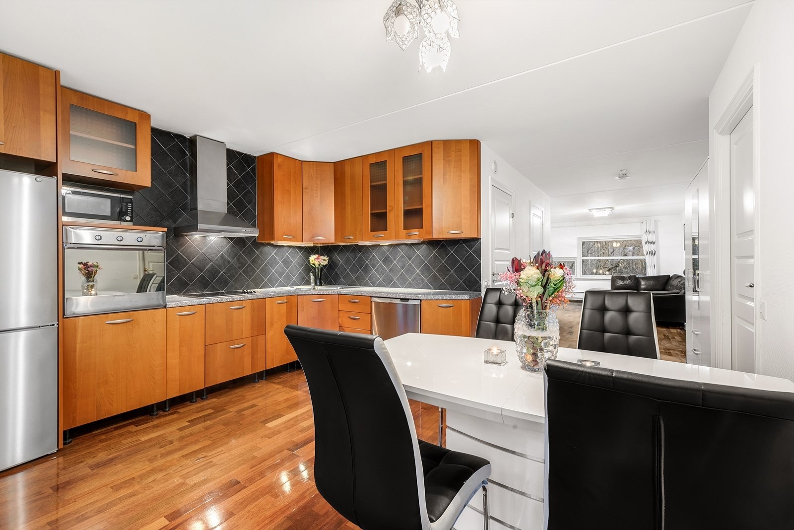 Åpent kjøkkenlandskap med spisestue Galleribilde