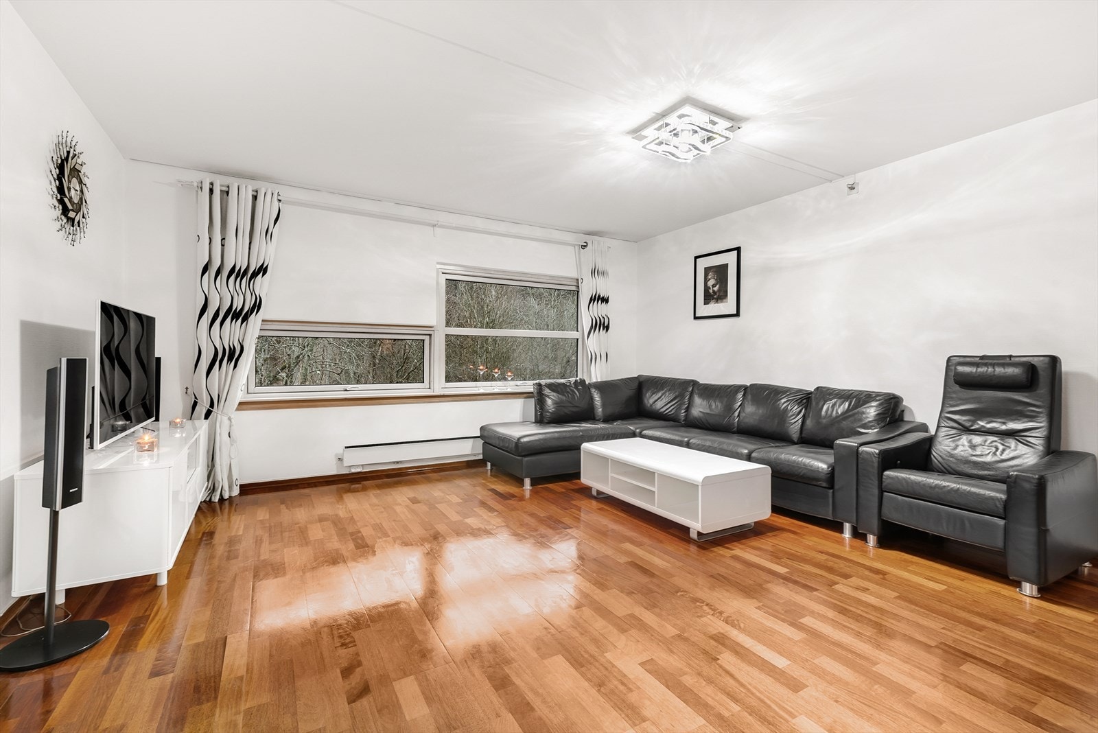 Gulvoverflater i merbauparkett i entré, stue, kjøkken og soverom Galleribilde