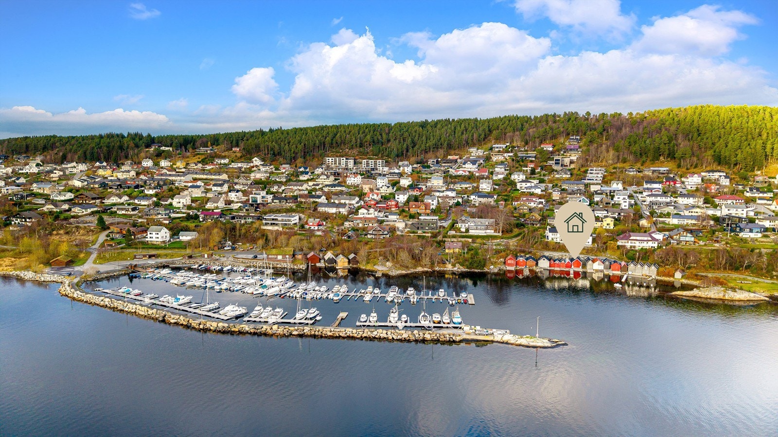 Dronebilde av småbåthavna og eiendommen sett fra sjøsiden Galleribilde