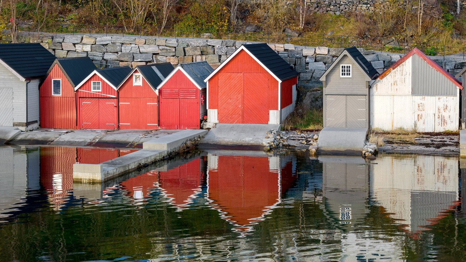 Fasade av eiendommen sett fra sjøsiden Galleribilde