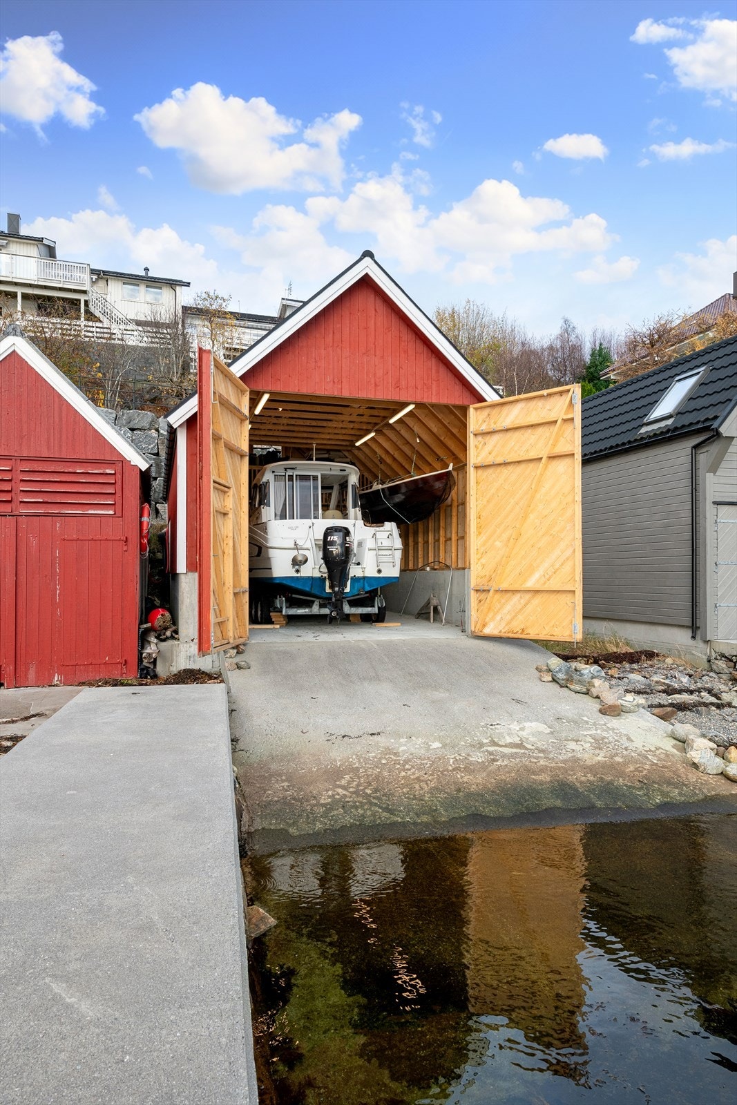 Naustet har store stedbygde dører/porter i front Galleribilde