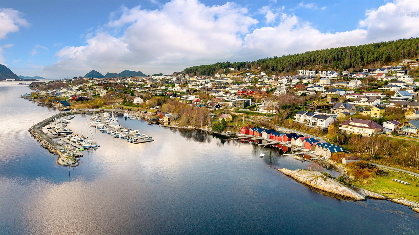 Dronebilde. Parkering ved klubbhuset i Holmeskjærvika Galleribilde