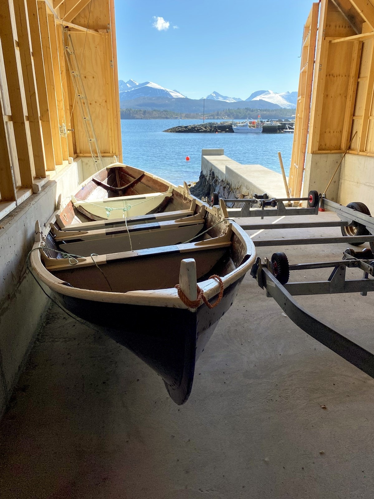 Naustet har god takhøyde og store dører mot syd Galleribilde