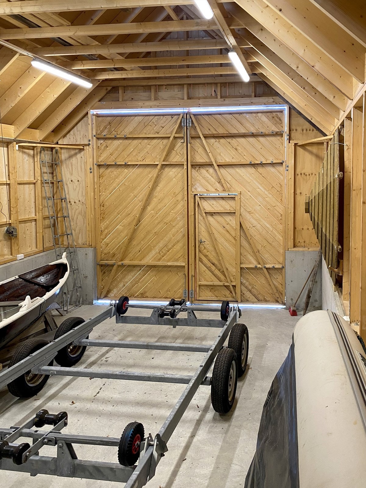 Innvendig naust. Det er vinsj til båt Galleribilde