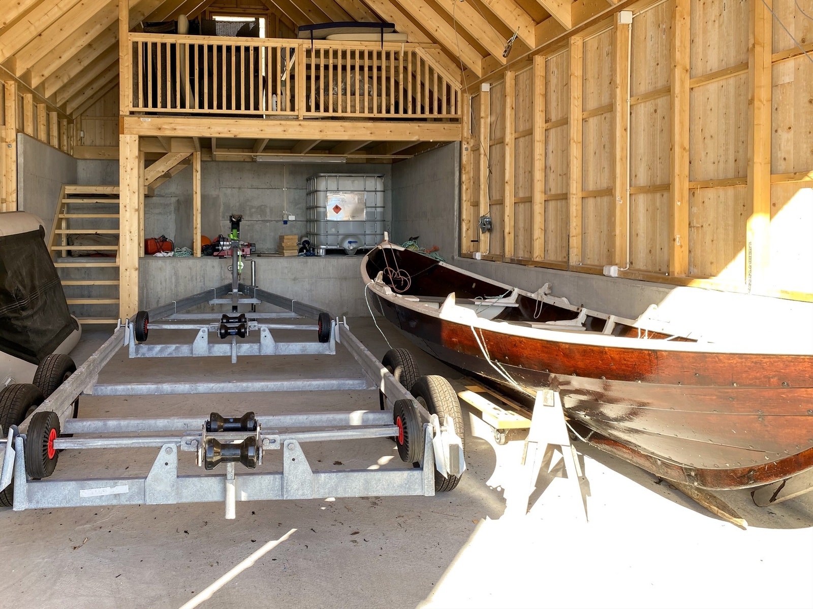 Naust innvendig med god takhøyde og messaninetasje i bakkant. Det er inngang fra nord Galleribilde