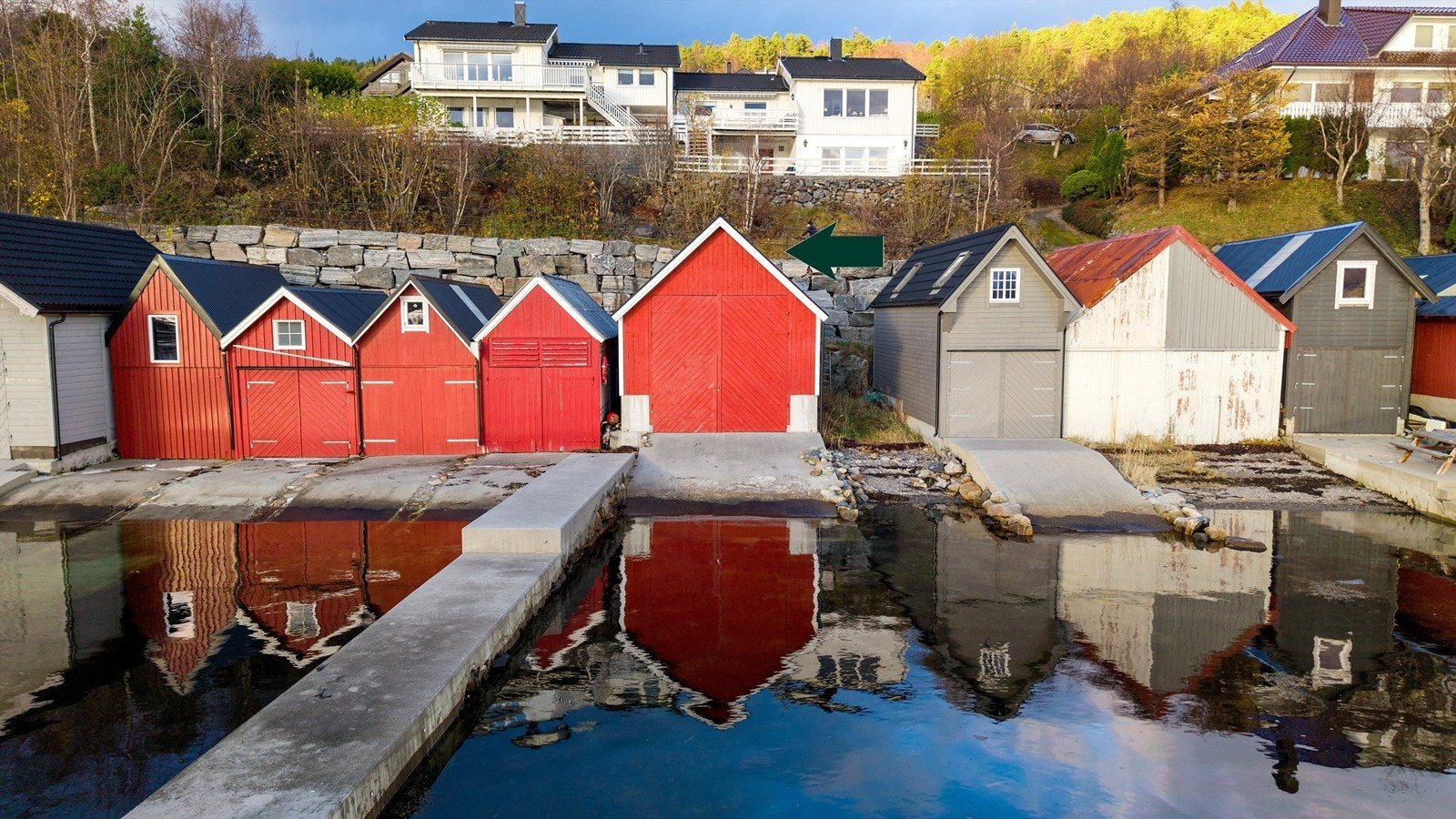 Krogsveen v/Eiendomsmegler/Partner Marit Stuen Aursnes har gleden av å presentere en flott nyere naust med idyllisk beliggenhet ved Borgundfjorden Galleribilde