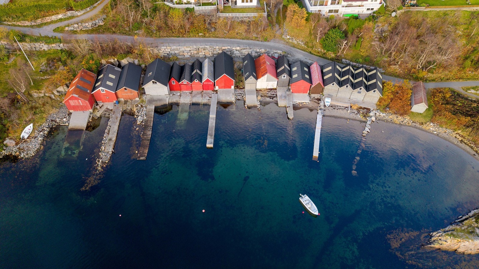 Dronebilde av naustrekka og eiendommen sett fra fugleperspektiv Galleribilde