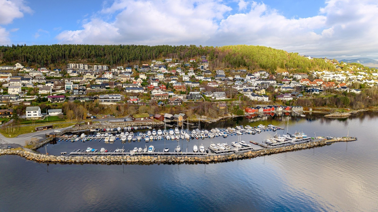 Småbåthavna i Holmeskjærvika like vest for eiendommen Galleribilde
