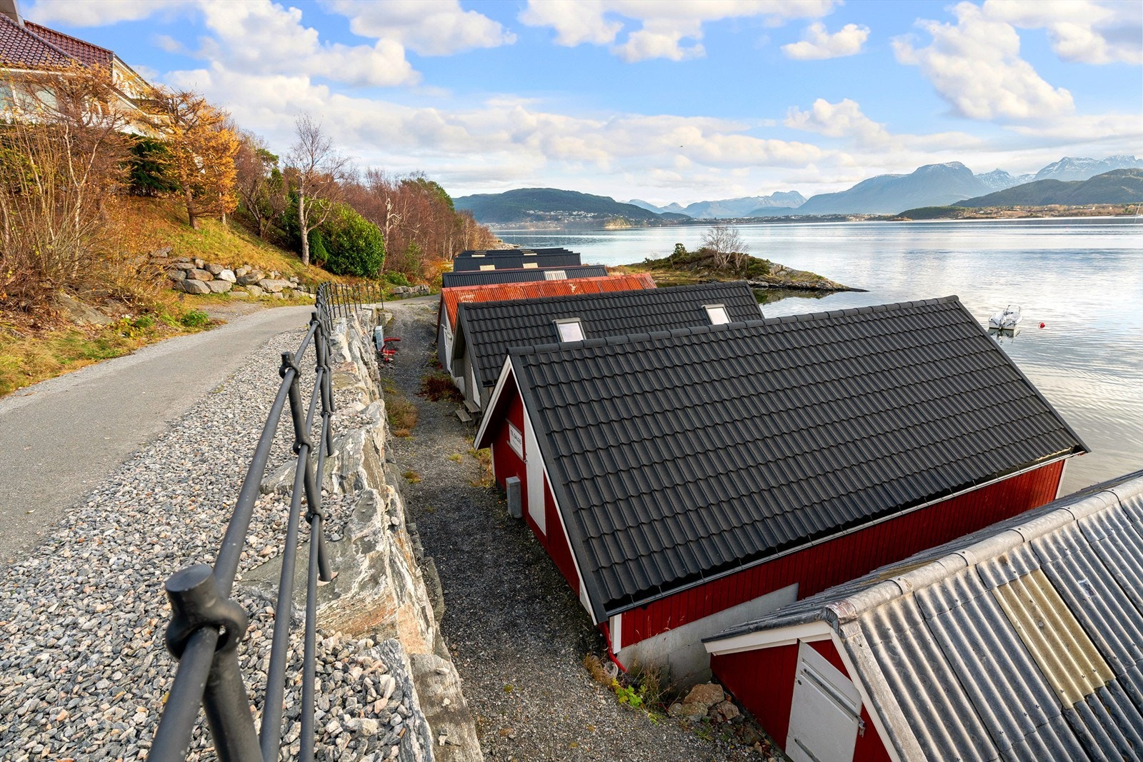 Adkomst til naustet fra Fjordstien nord for eiendommen Galleribilde