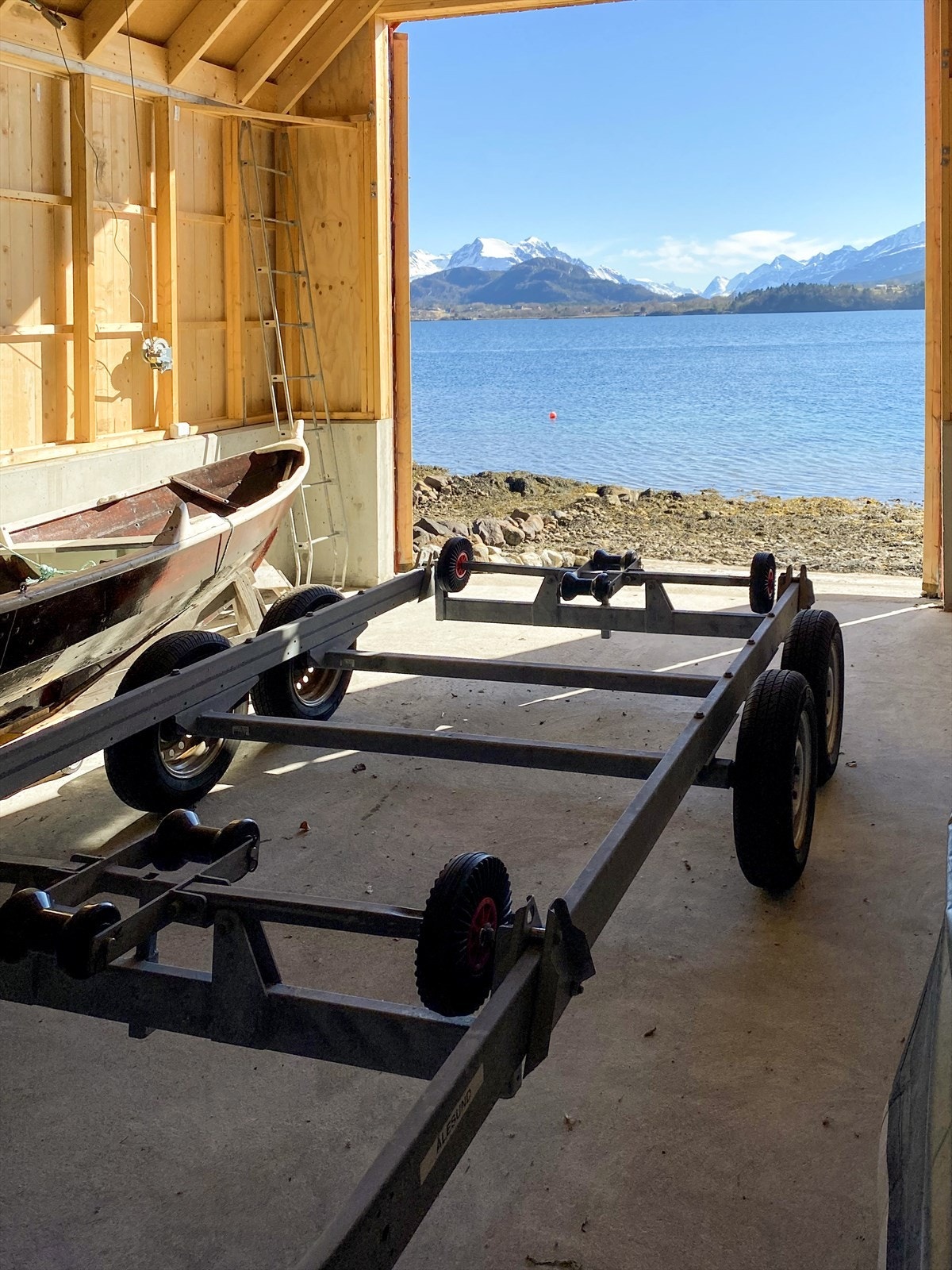 Det er montert båtopptrekk med vinsj i naustet Galleribilde