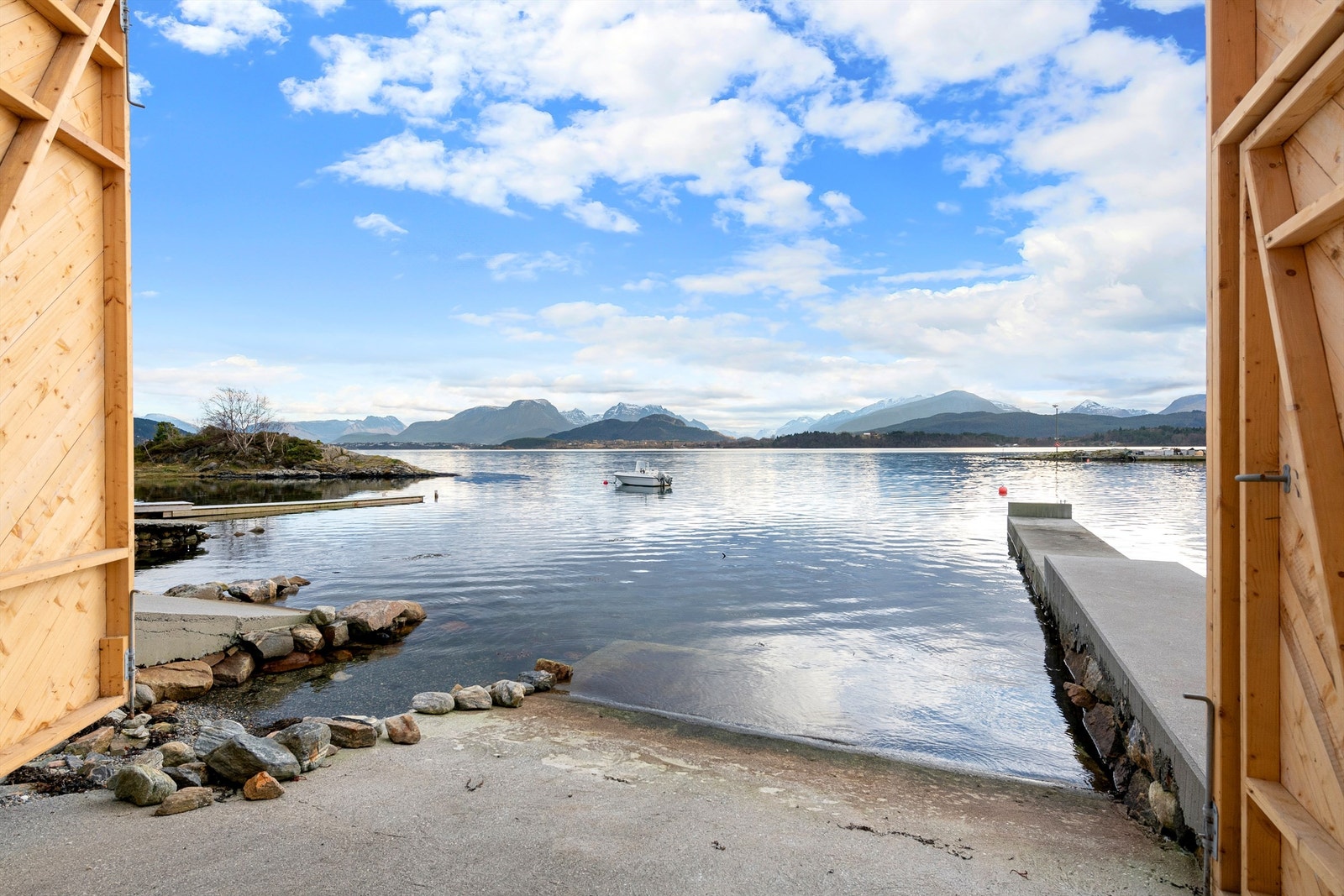 Flott utsikt fra naustet mot Borgundfjorden og Sunnmørsfjella Galleribilde