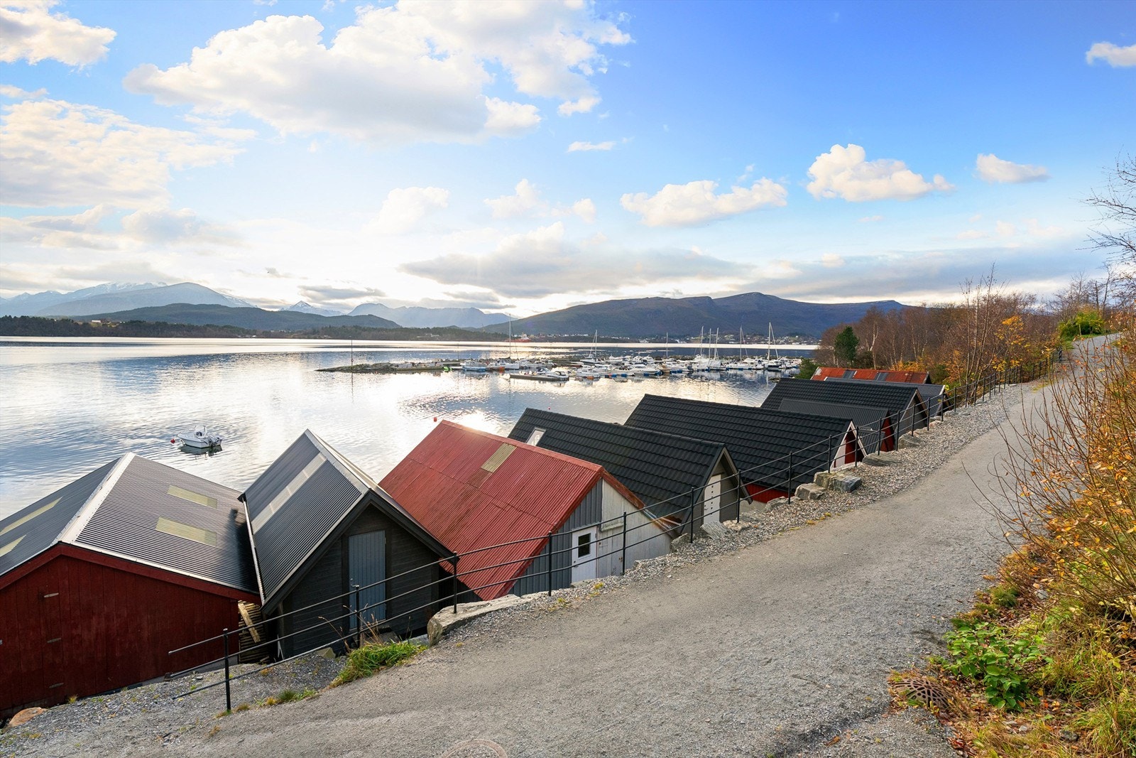 Eiendommen har adkomst fra Fjordstien via gangveg fra nord Galleribilde