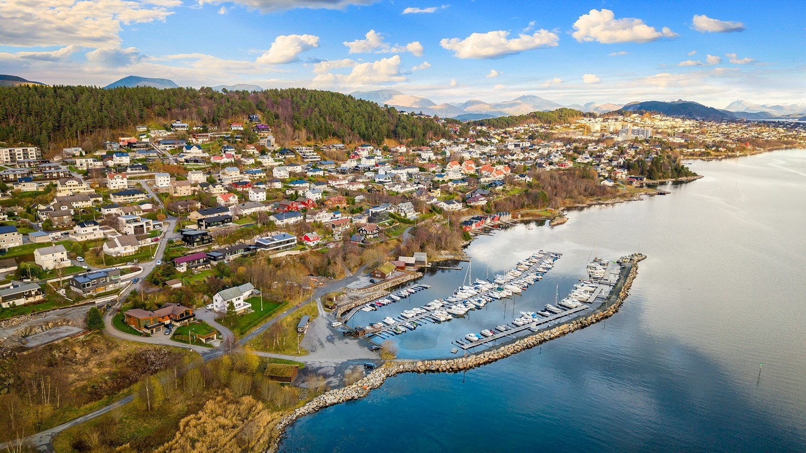 Dronebilde av nærområdet sett fra sørvest Galleribilde