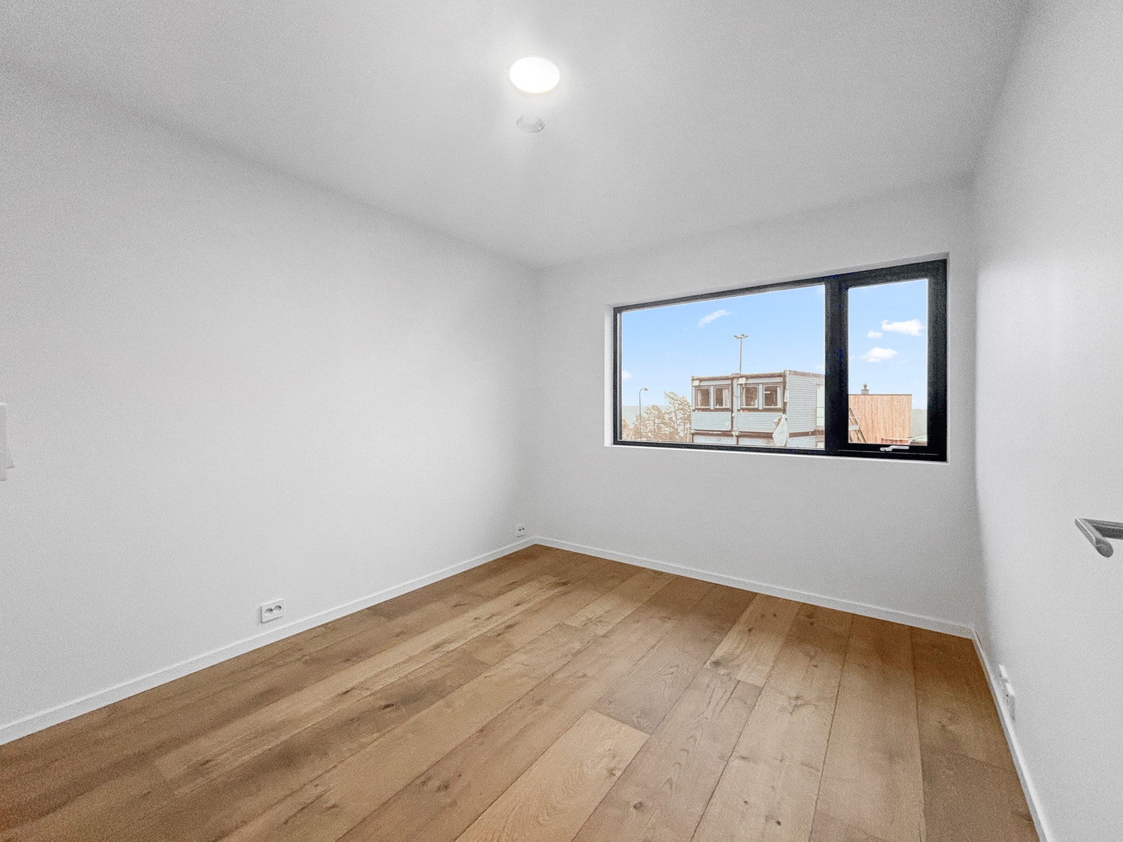 Soverom nr. 3 i føste etasje er også romslig og har lyse vegger. Galleribilde