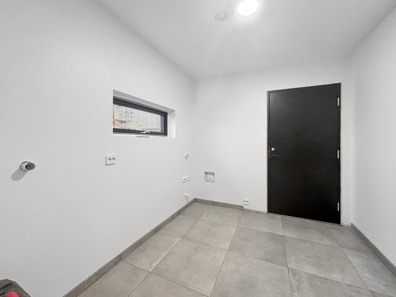 Flott vaskerom med hverdagsinngang fra garasjen. Galleribilde