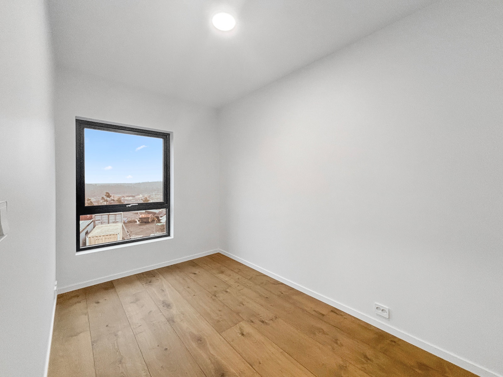 Boligen har totalt fire soverom. Dette er soverom nr. 1 i andre etasje. Galleribilde