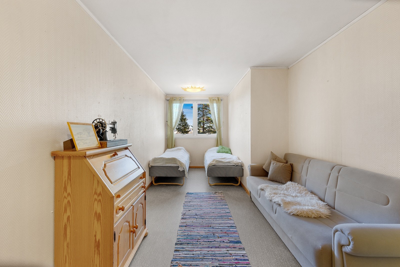 Det er tre romslige soverom i boligen med god plass til seng og nattbord Galleribilde