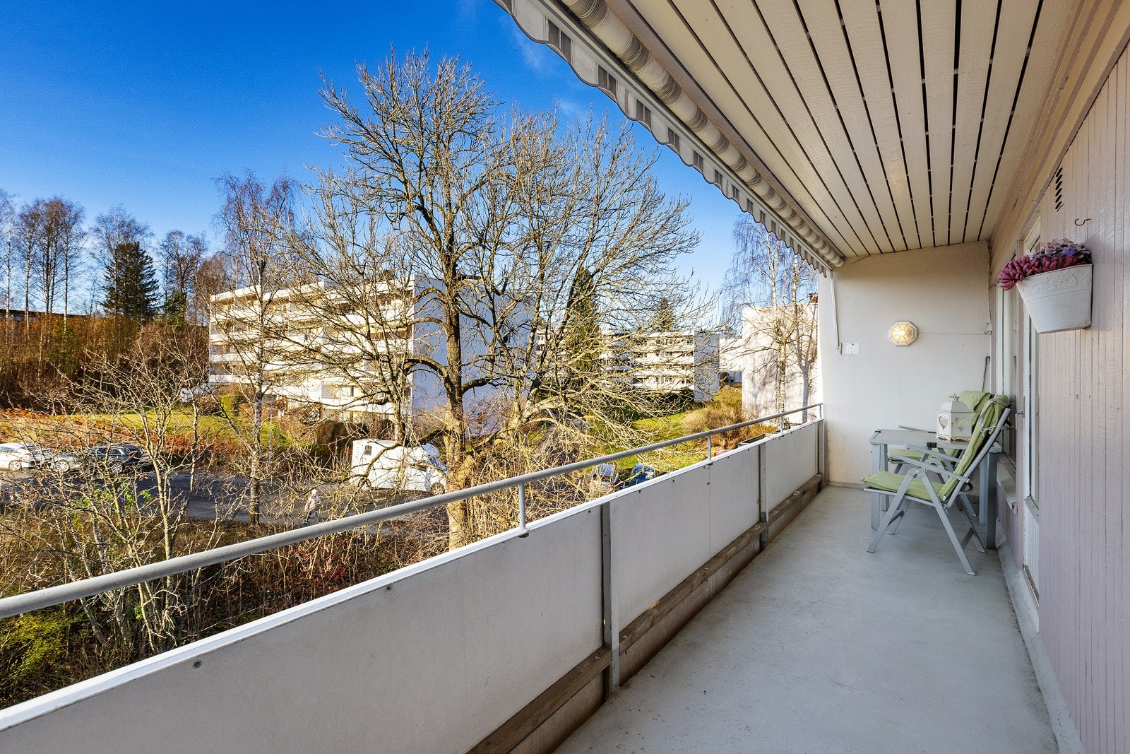 Her kan man sitte helt usjenert med frodig utsyn Galleribilde