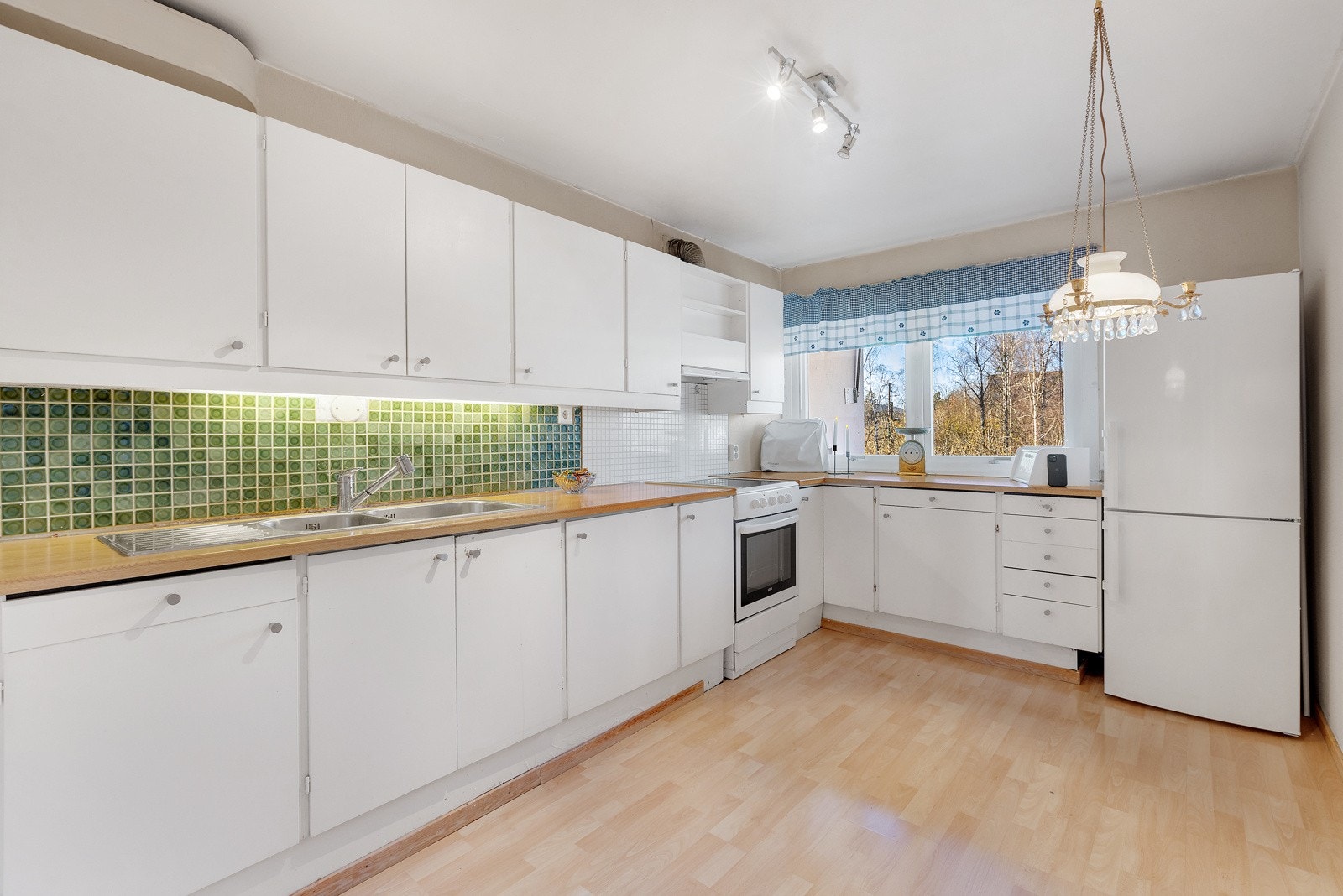 Kjøkkenet er romslig og adskilt fra stuen, her kan man skape sitt drømmekjøkken og kokkelere i fred og ro Galleribilde