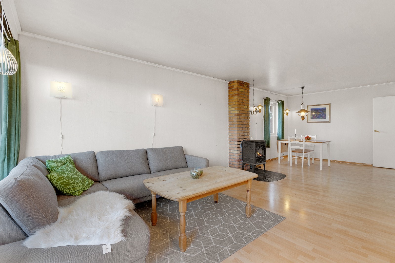 De store vinduene sørger for rikelig med naturlig lys inn i leiligheten Galleribilde