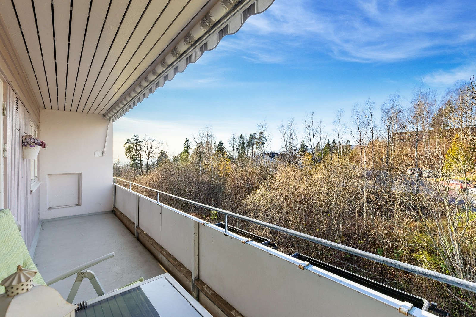 Nyt solen på den herlige vestvendte balkongen på ca. 9 kvm helt usjenert. Galleribilde