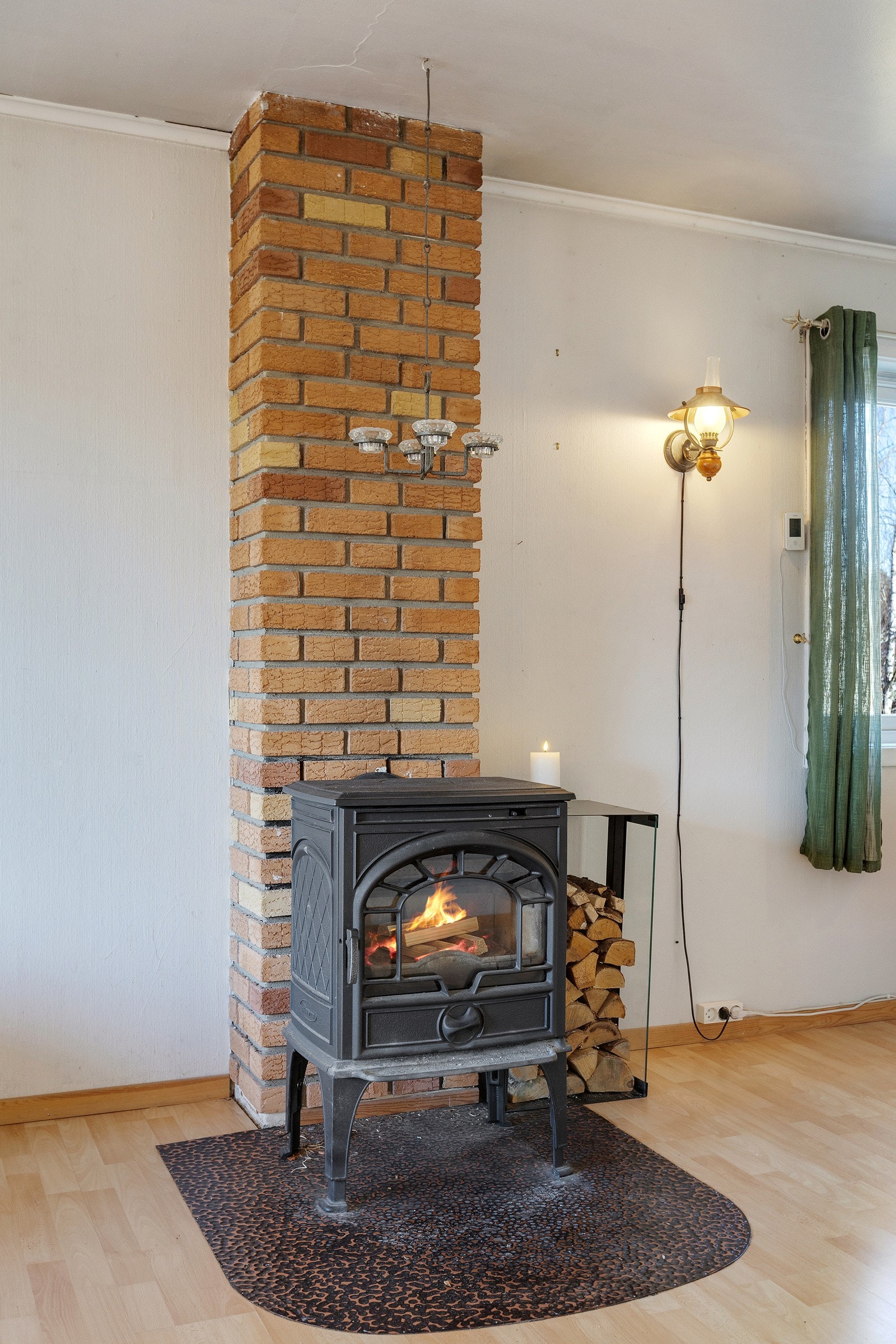 Fin vedovn som gir godt med varme Galleribilde