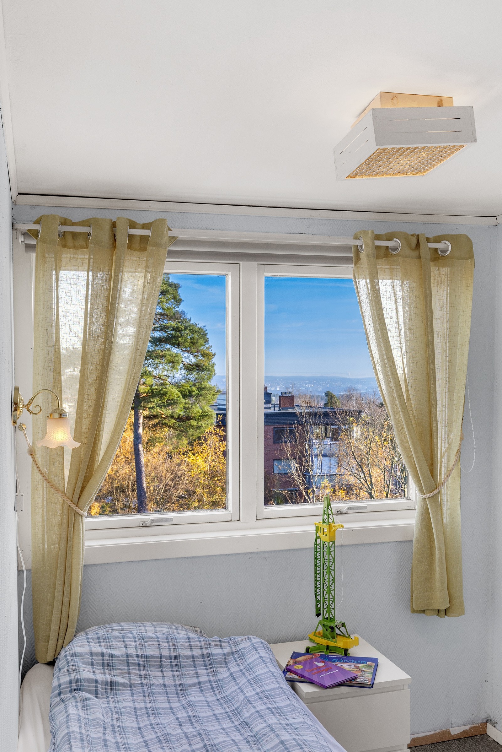 De store vinduene gir en luftig følelse Galleribilde