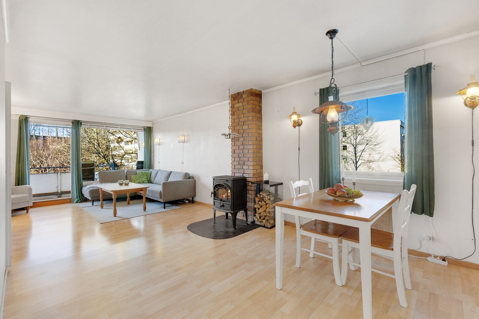 Leiligheten ligger på et hjørne, noe som gir en ekstra luftig og romslig følelse Galleribilde