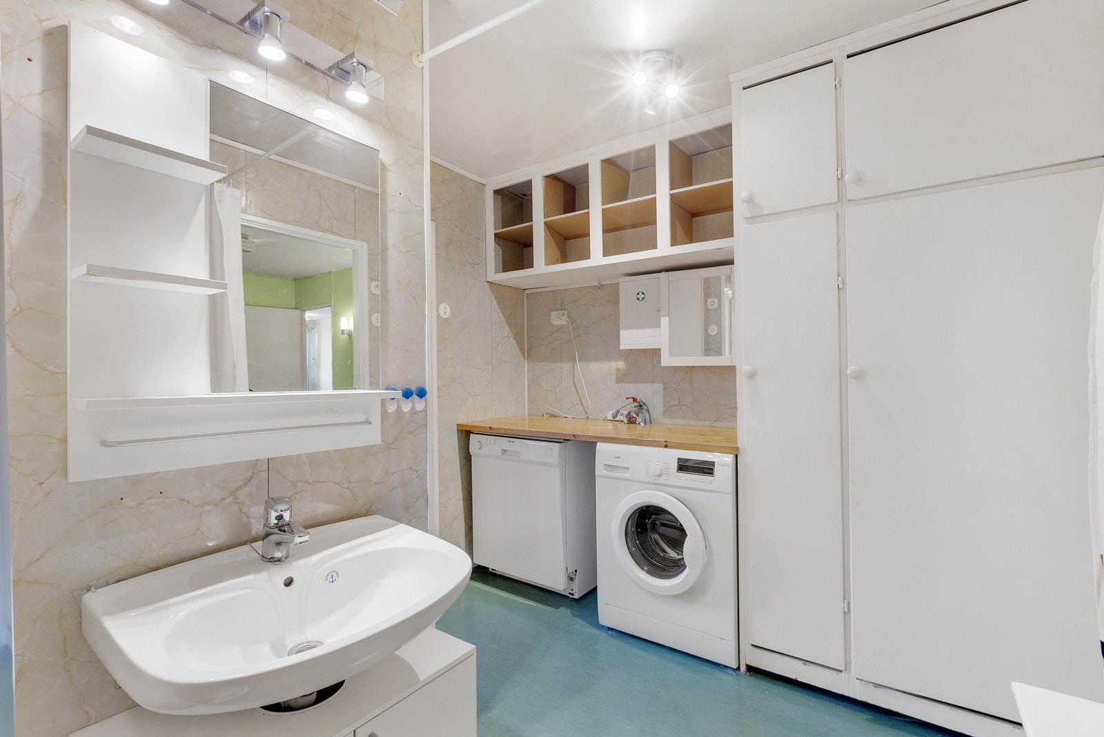 Badet er svært romslig og med stort. Her kan man virkelig skape seg drømmebadet Galleribilde