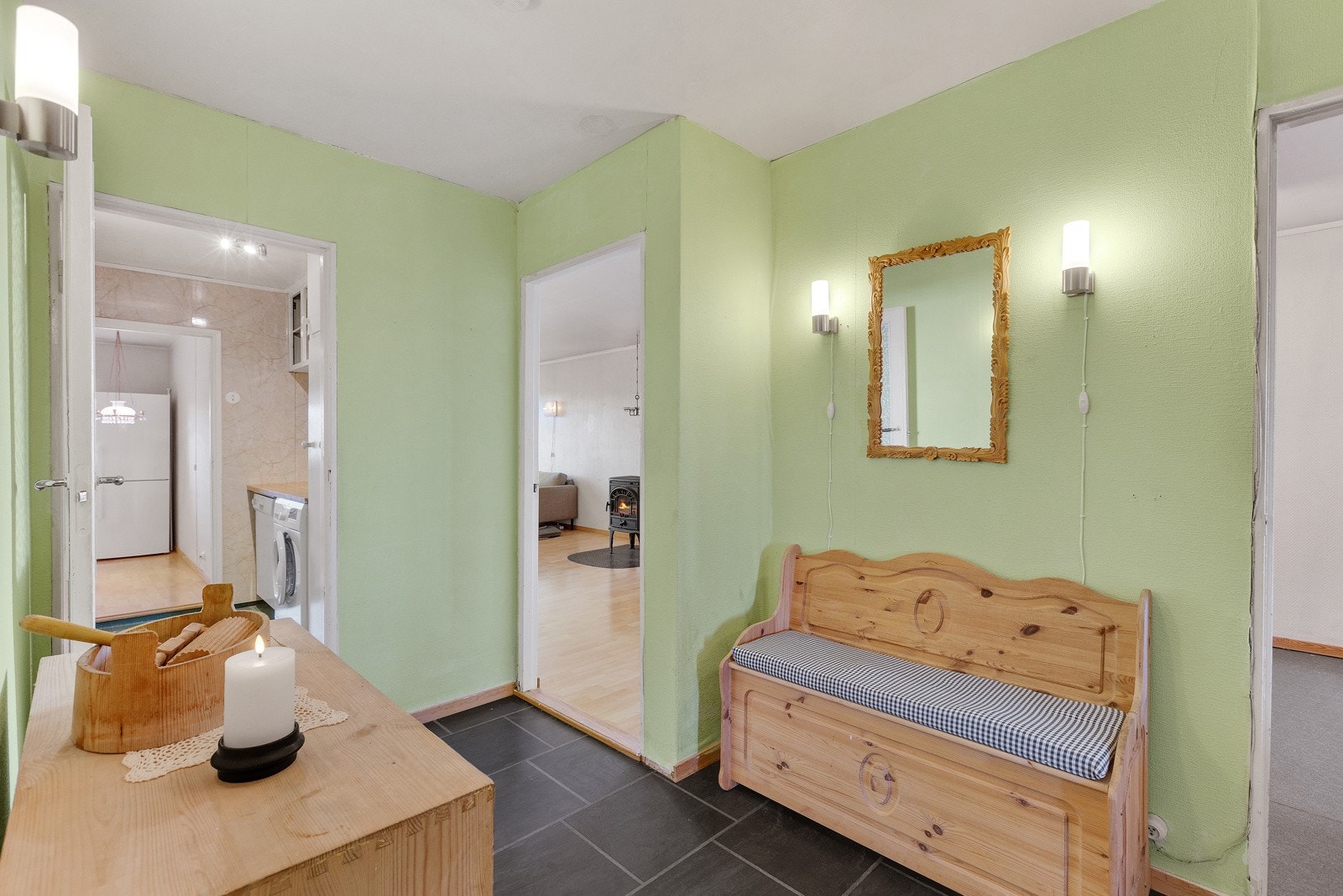 Fra entreen ankommer man en større gang som knytter alle rom sammen på en fin måte Galleribilde