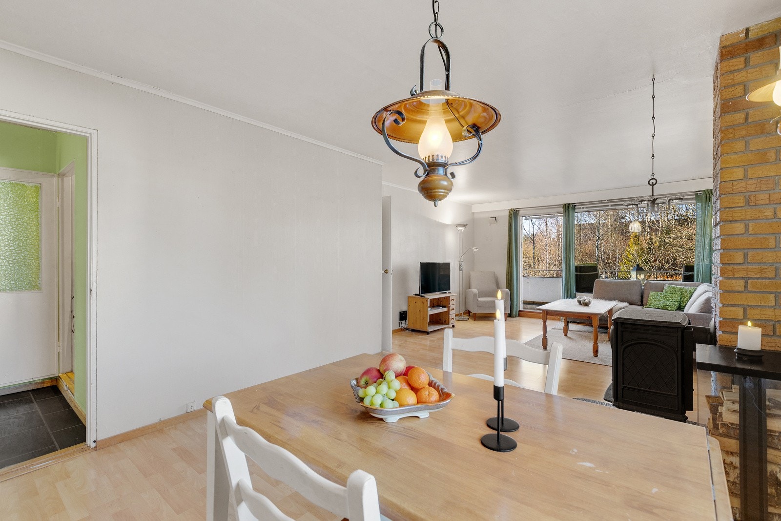 Boligens stue/allrom har naturlig plass for både stue og spise møblement Galleribilde