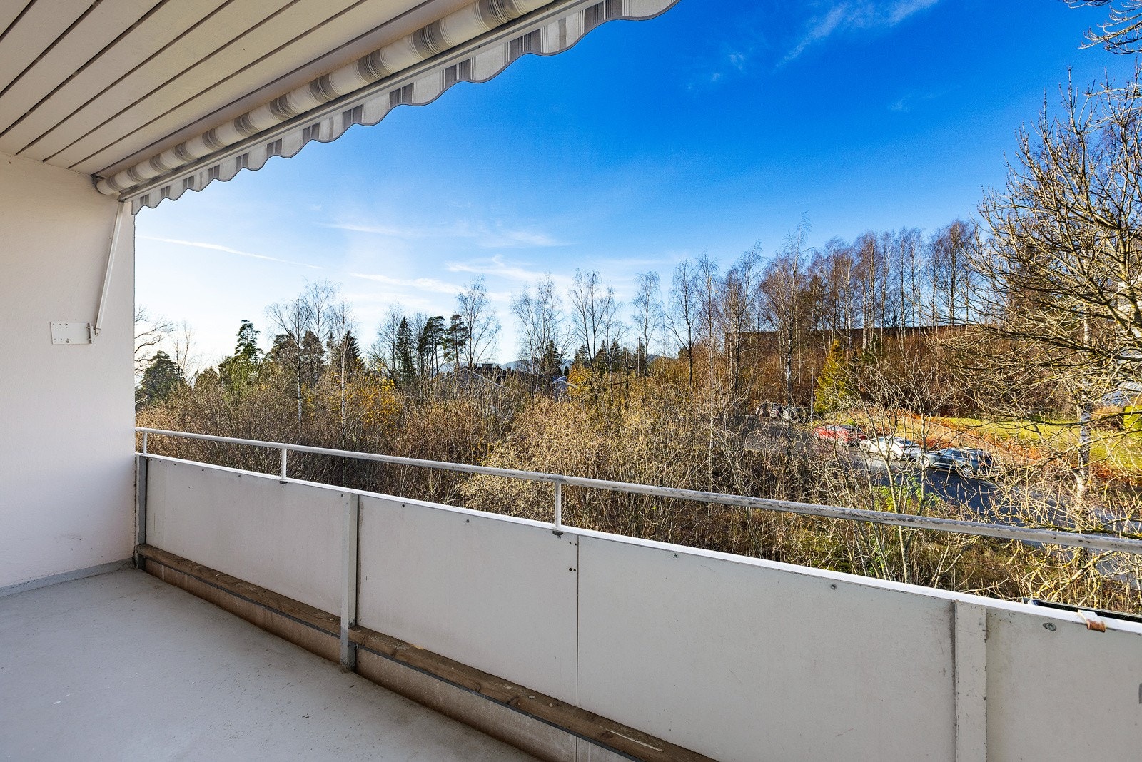 Fra stuen er det utgang til den vestvendte balkongen på ca. 10 kvm. med fine solforhold. Galleribilde