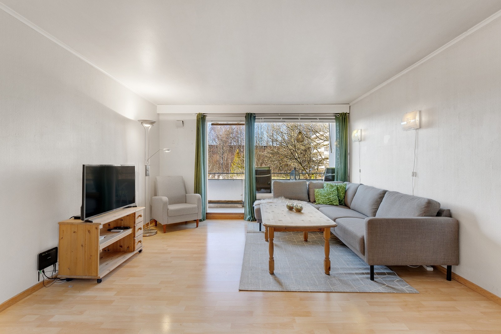 Den romslige stuen har god plass til sofagruppe og spisemøblement Galleribilde