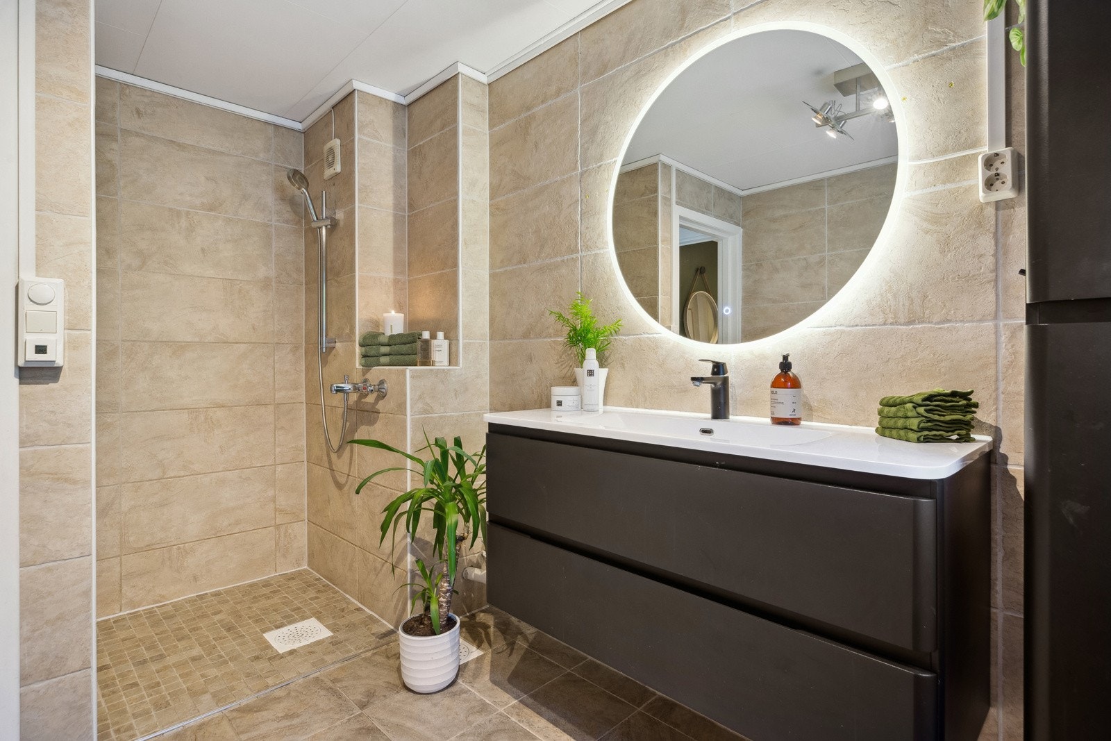 Badet er utstyrt med dusjnisje, vegghengt toalett og varme i gulv. Galleribilde