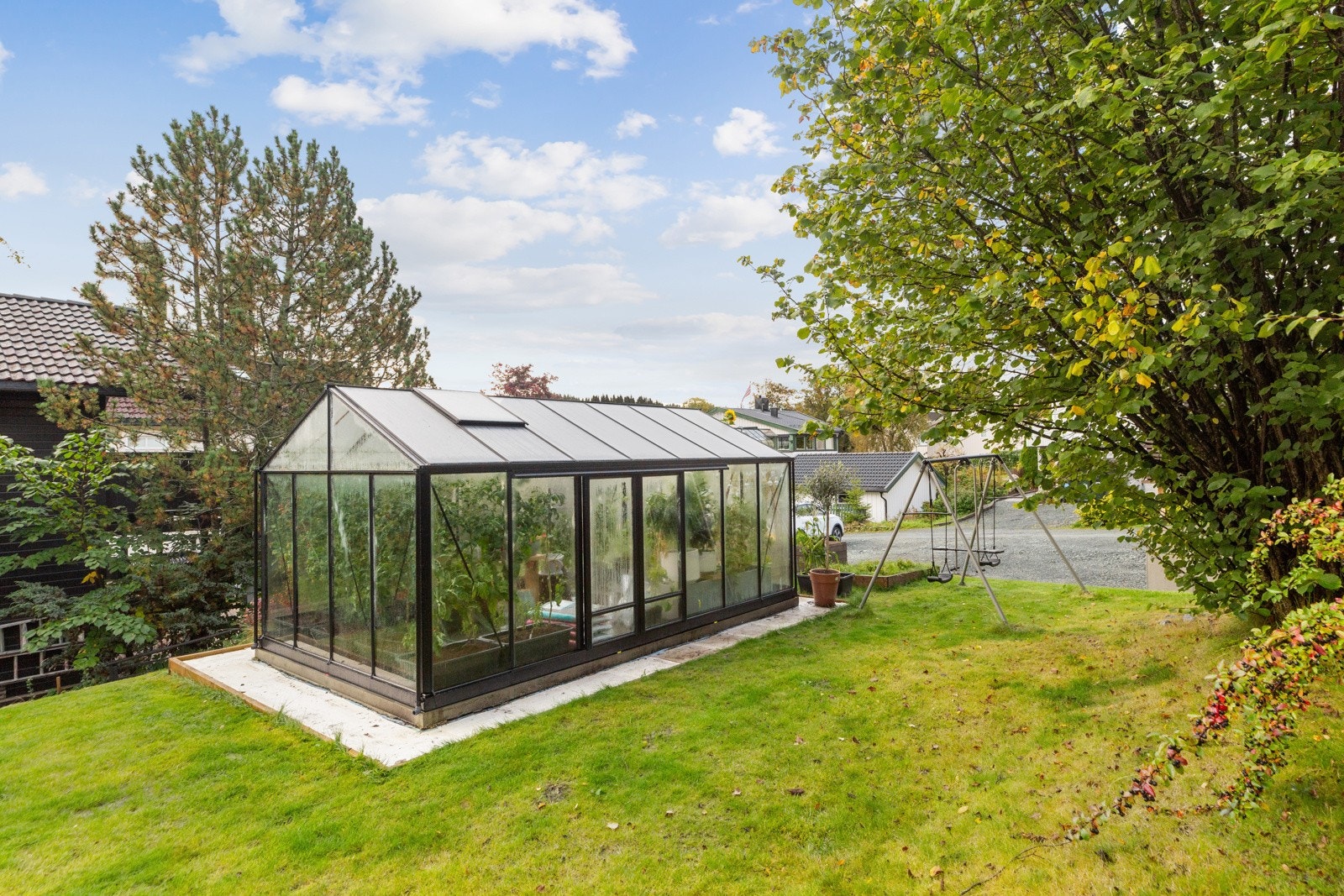 Perfekt for deg som liker å dyrke selv og nyte rolige uteområder. Galleribilde