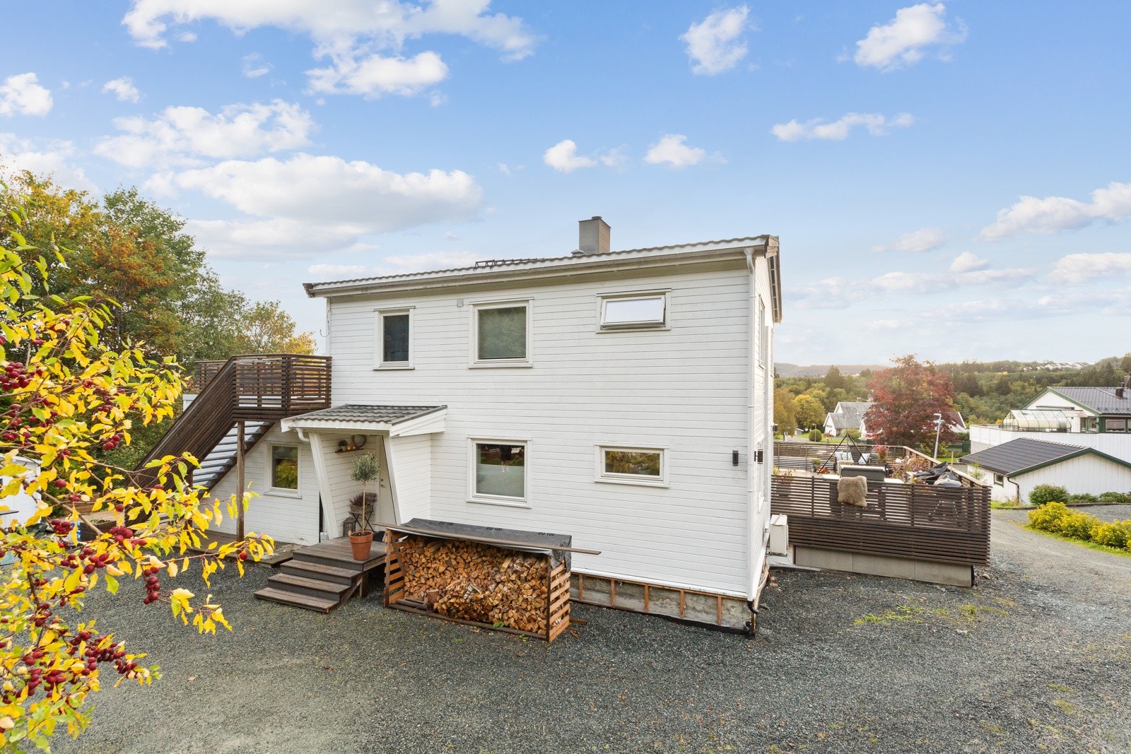 Dette er en sjelden mulighet! Nå har du muligheten til å skaffe deg en tomannsbolig med en gjennomgående moderne og høy standard, flotte uteområder og mulighet for utleie i kjeller. Galleribilde