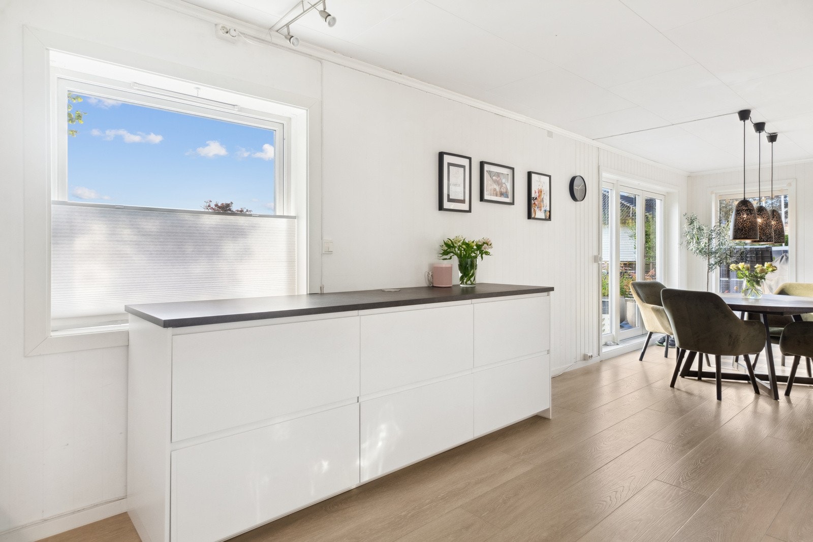 Åpen kjøkkenløsning som skaper en lys og luftig atmosfære. Galleribilde