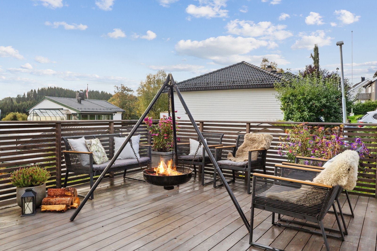 Her er det god plass til det man måtte ønske av utemøblement. Galleribilde