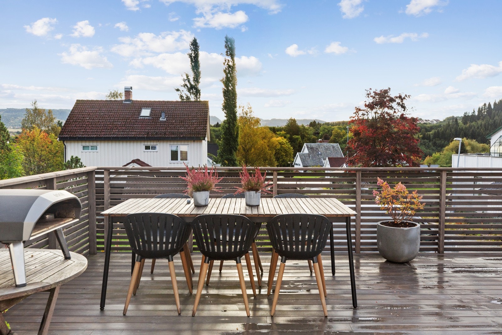 Terrassen byr på flott utsikt over nabolaget og frodige grøntarealer - et perfekt sted for å slappe av. Galleribilde