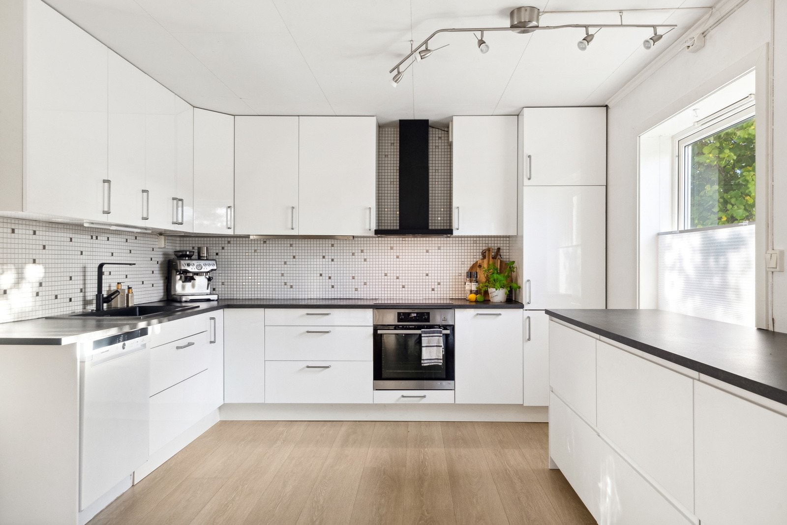 Nyt et moderne kjøkken med oppgraderinger fra 2022, som kombinerer estetikk og praktisk bruk. Galleribilde