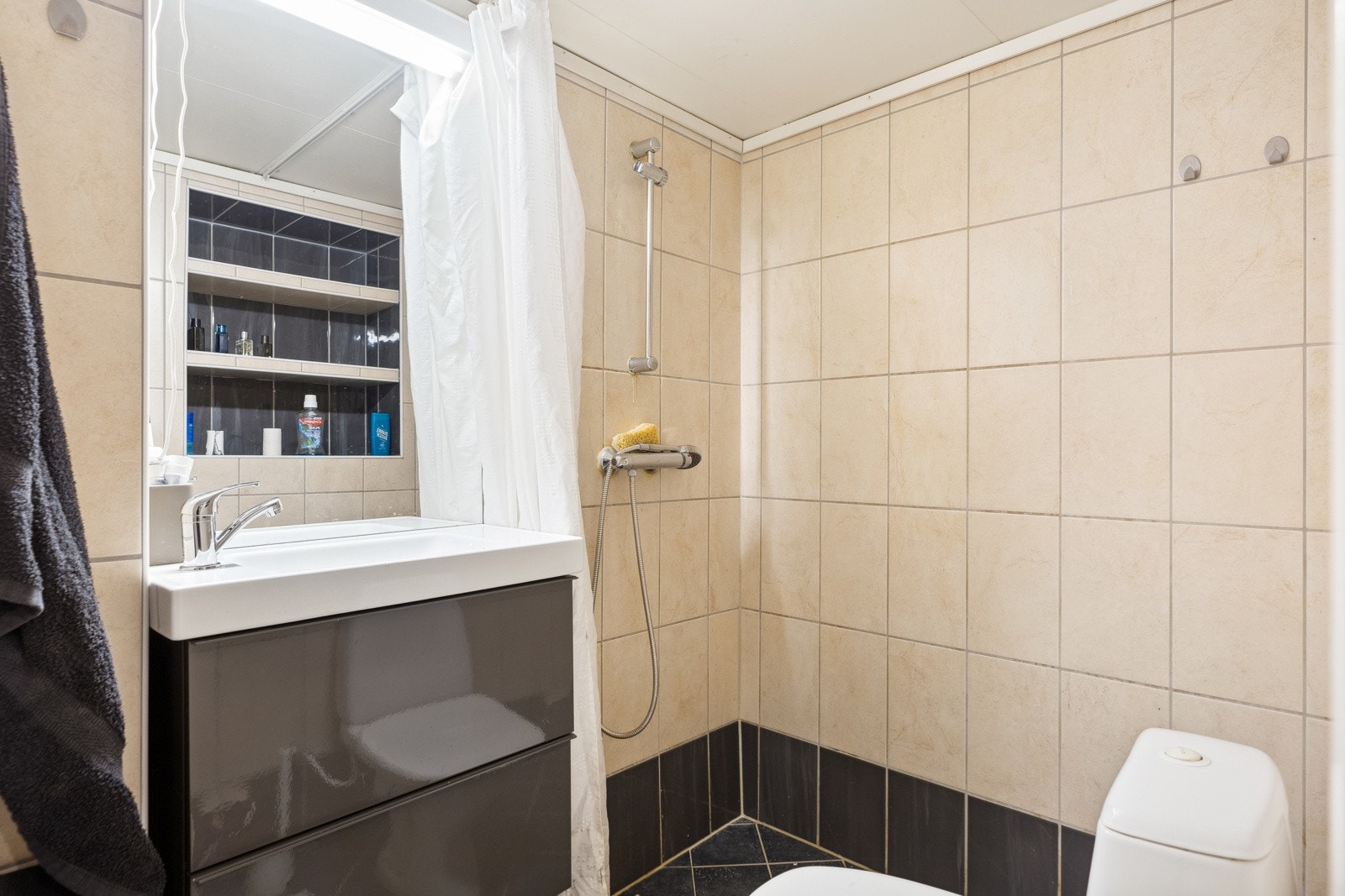 Baderommet i kjelleren er utstyrt med servantinnredning og gulvstående toalett. Galleribilde