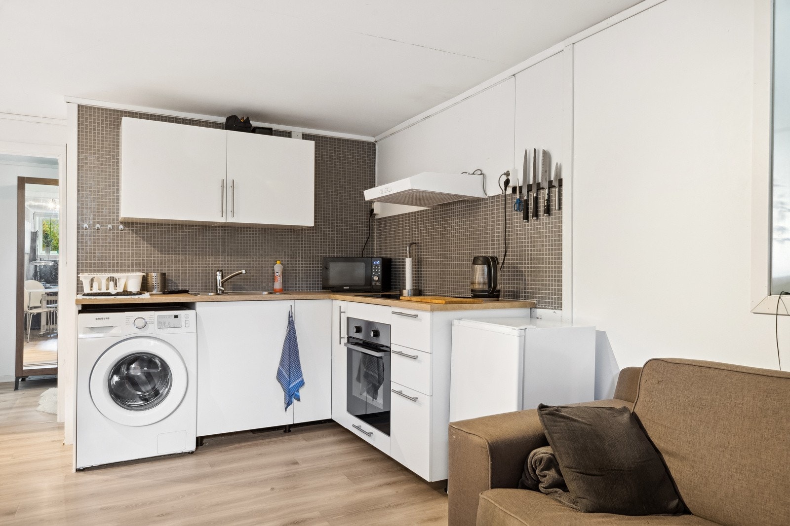 Moderne kjøkken med integrert stekeovn og platetopp. Galleribilde