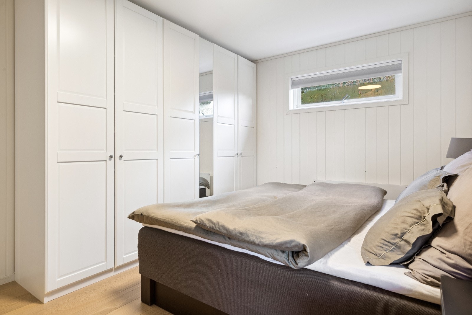 Hovedsoverommet måler 15 kvm, og har god plass til dobbeltseng med tilhørende møblement. Galleribilde
