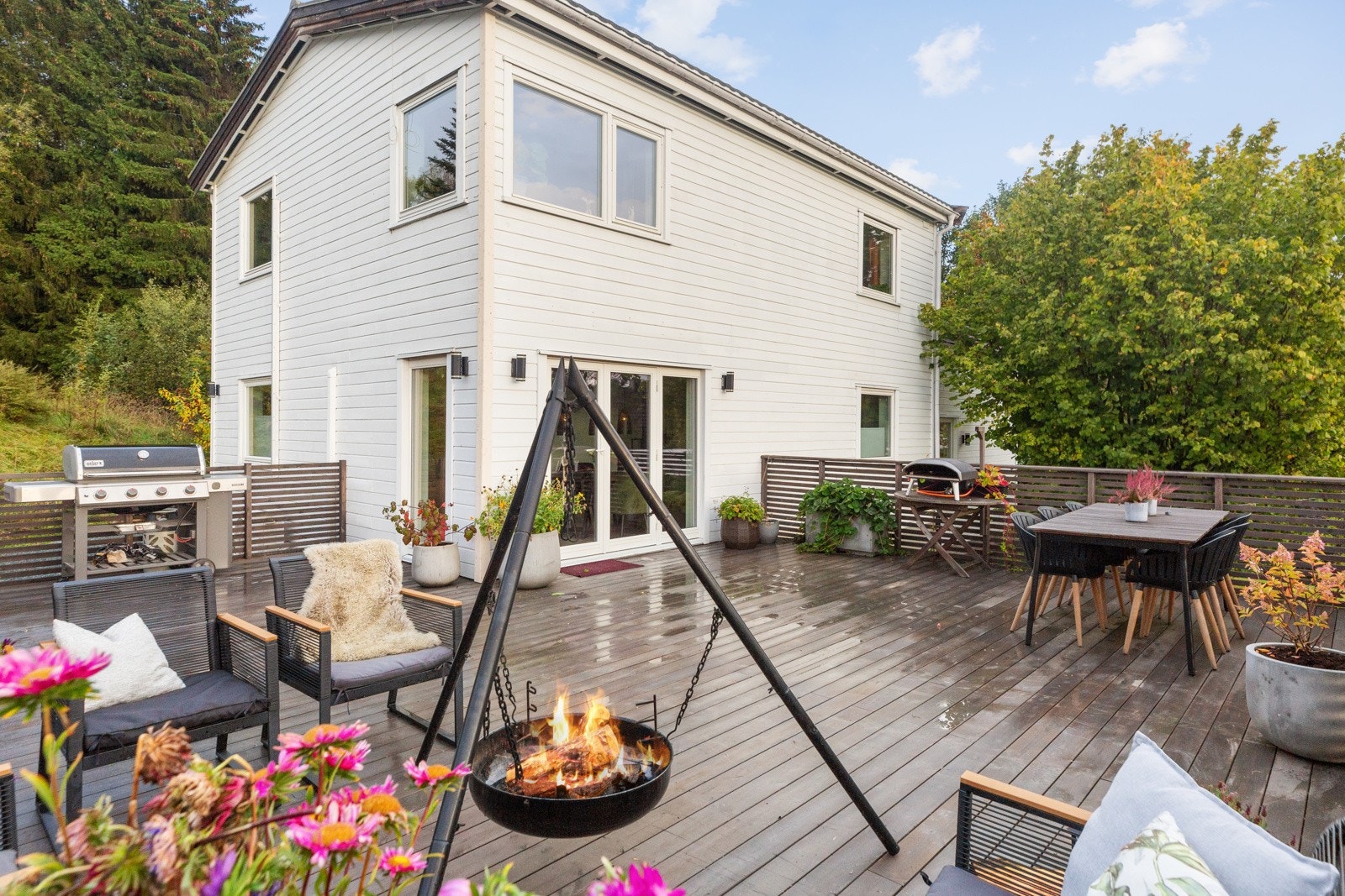 EIE eiendomsmegling v/Daniel Bruce presenterer en flott og moderne tomannsbolig på hele 157 kvadratmeter. Glimrende beliggenhet i rolige omgivelser og nærme marka! Galleribilde