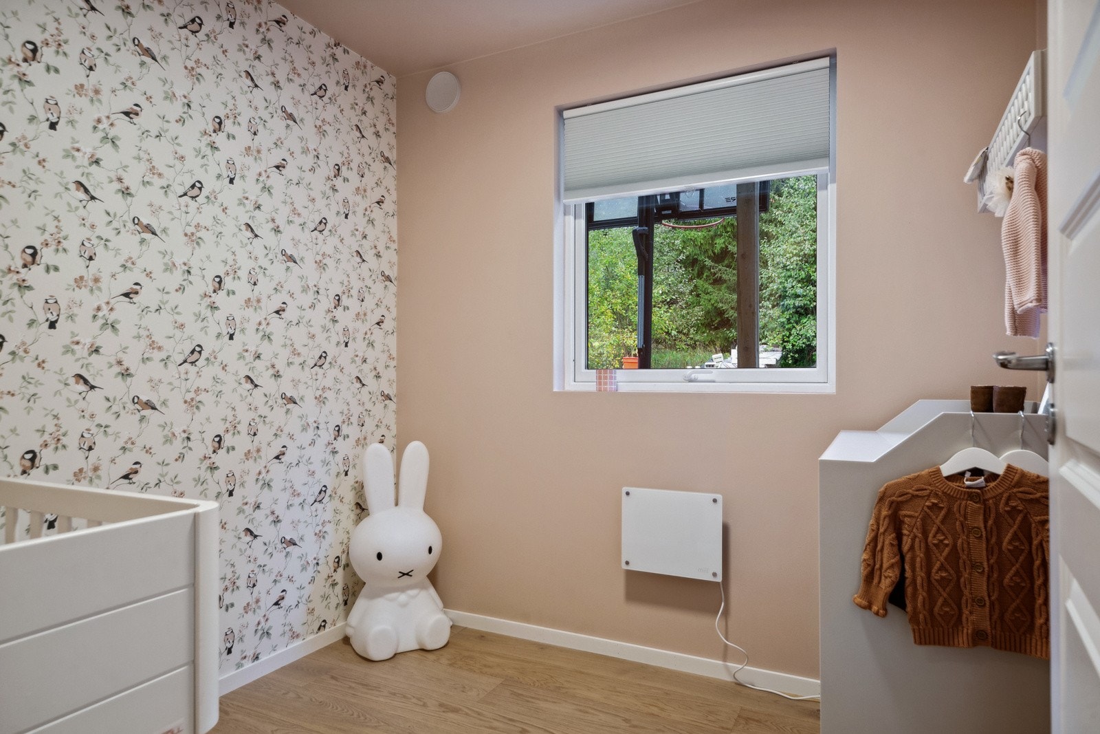 Rom innredet som soverom ble pusset opp i 2024, noe som gir et friskt og stilrent preg. Galleribilde