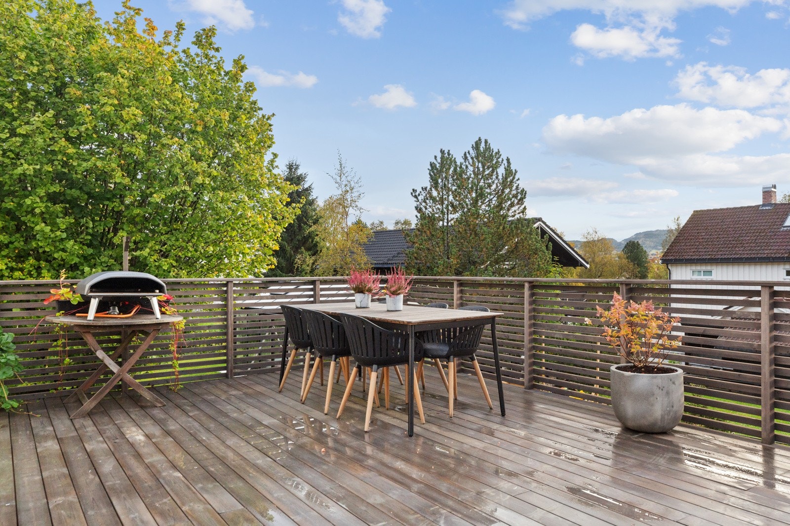 Den store terrassen er et ideelt sted for samvær med familie og venner. Galleribilde