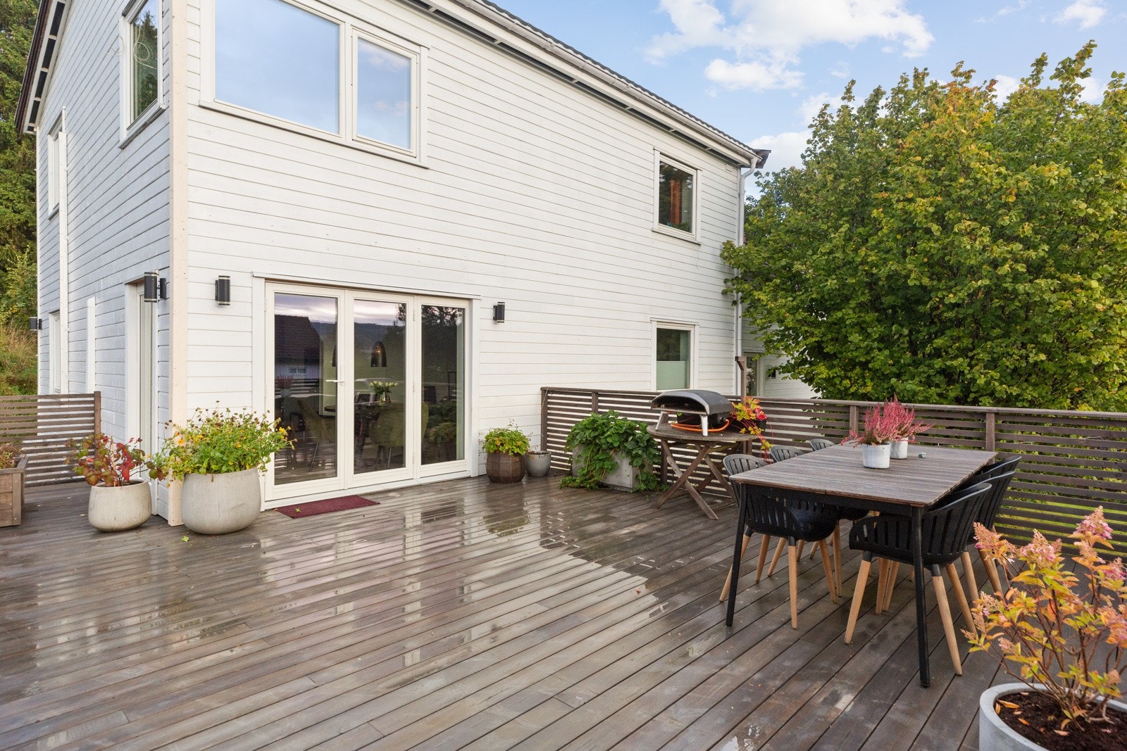 Terrassen måler hele 59 kvm, og fungerer som en fin forlengelse av stuen på varme sommerdager. Galleribilde