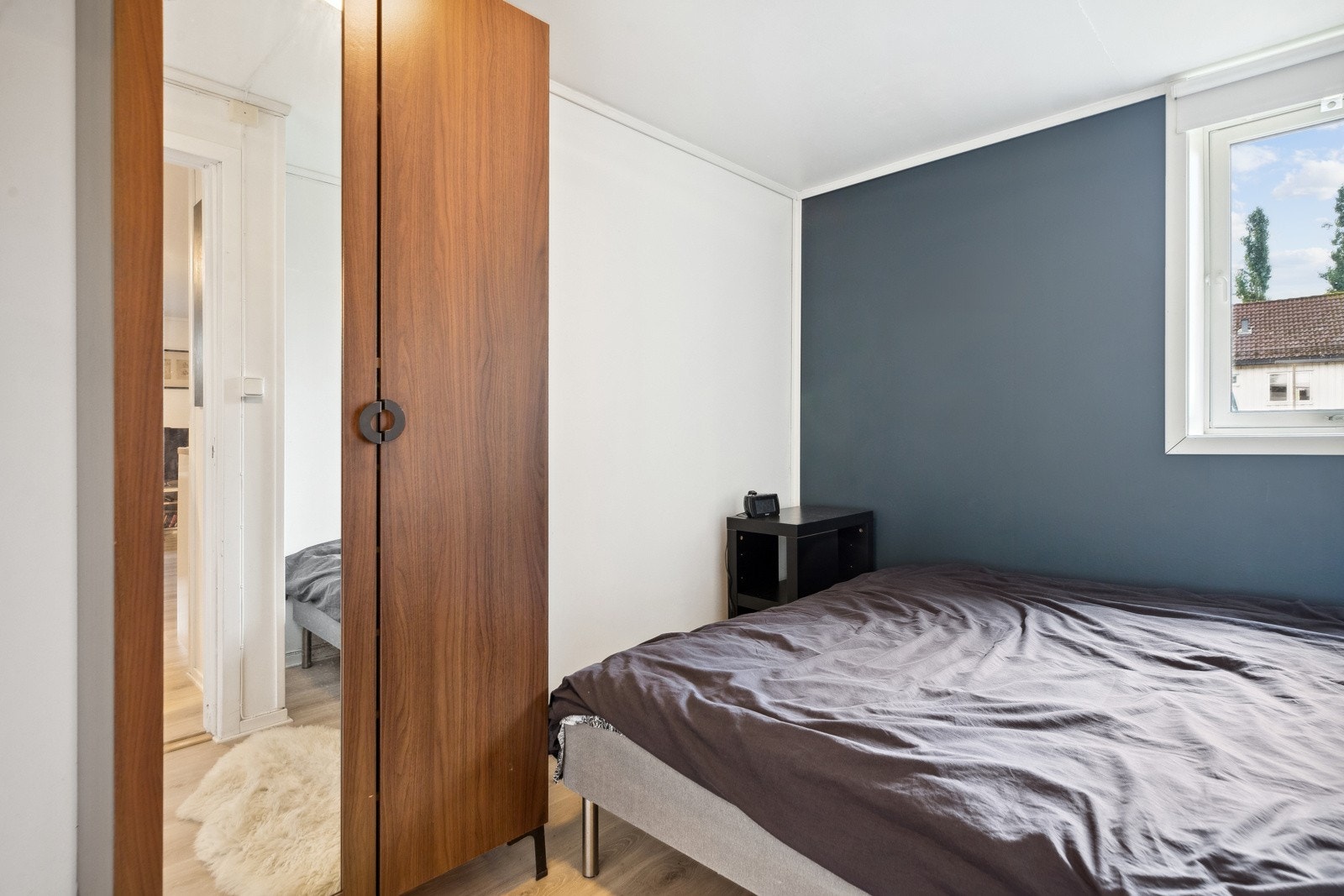 Soverom med plass til både seng og garderobe, malt i behagelige farger. Galleribilde